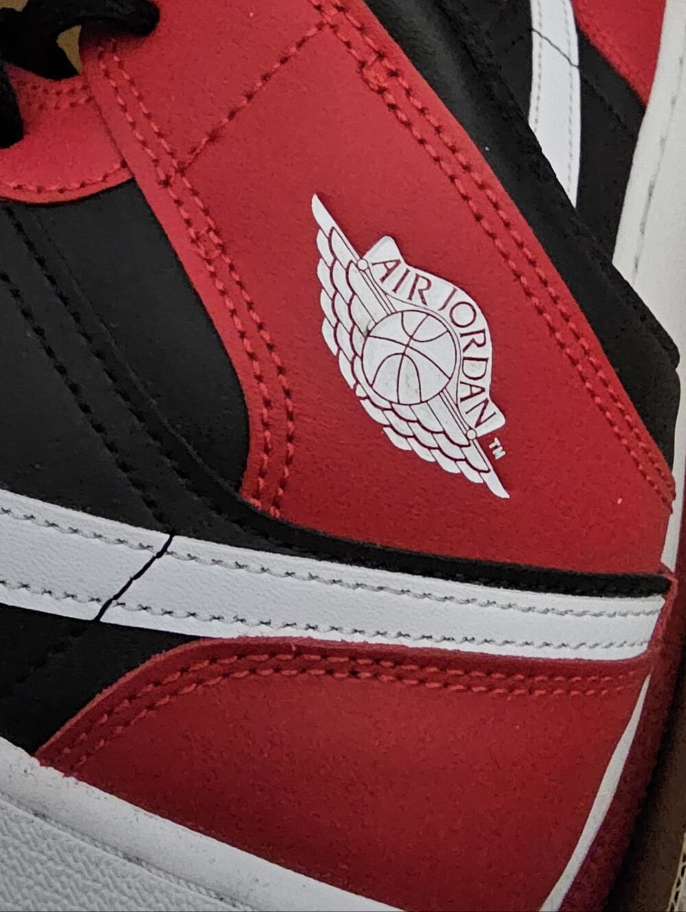 Air Jordan 1 Mid (GS) - Picture 3 of 9